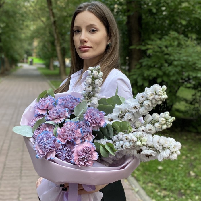 Букет Бриз с дельфиниумом и гвоздиками