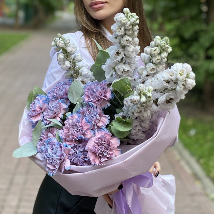 Букет Бриз с дельфиниумом и гвоздиками