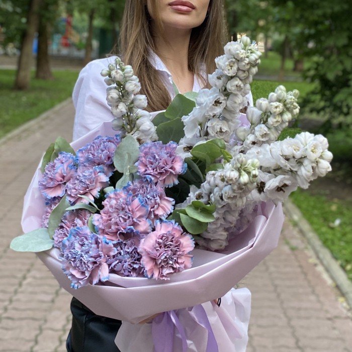 Букет Бриз с дельфиниумом и гвоздиками