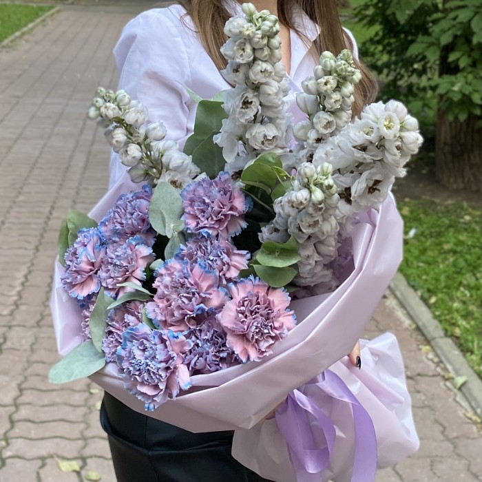 Букет Бриз с дельфиниумом и гвоздиками