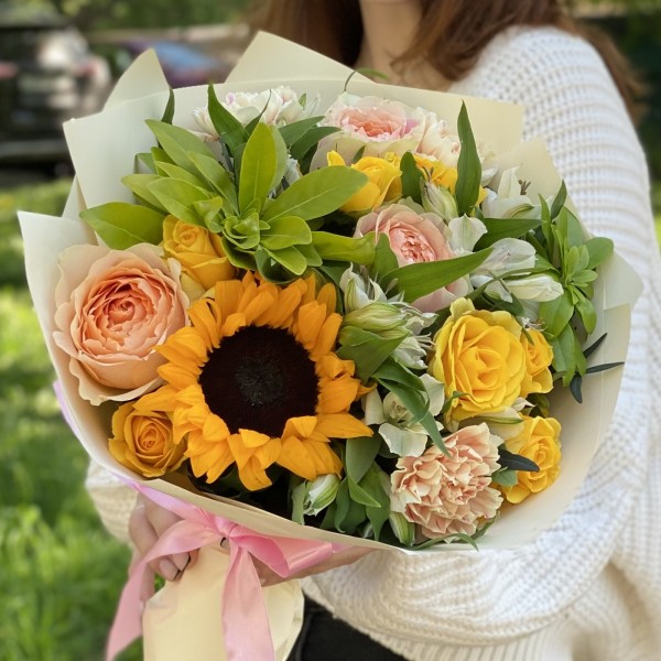 Букет Чудо природы с подсолнухом и альстромерией