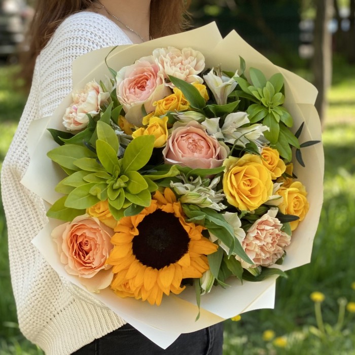 Букет Чудо природы с подсолнухом и альстромерией