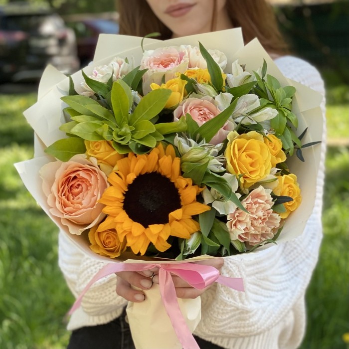 Букет Чудо природы с подсолнухом и альстромерией