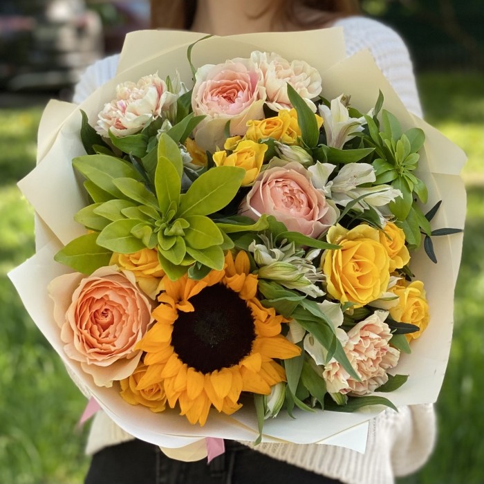 Букет Чудо природы с подсолнухом и альстромерией