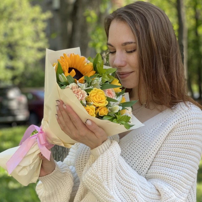 Букет Чудо природы с подсолнухом и альстромерией