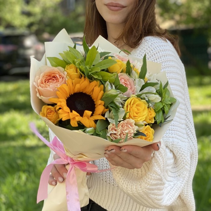 Букет Чудо природы с подсолнухом и альстромерией