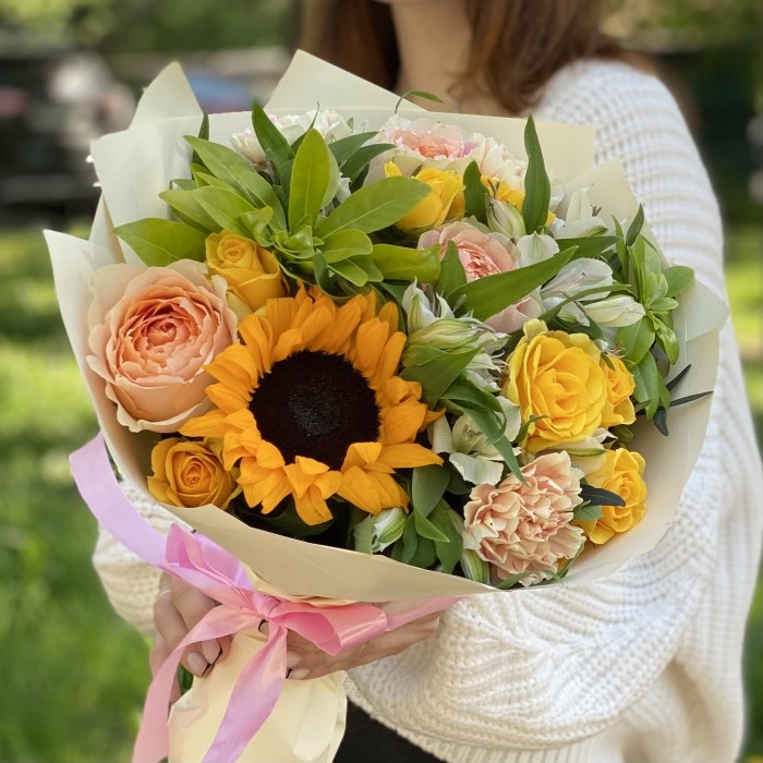 Букет Чудо природы с подсолнухом и альстромерией