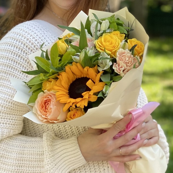 Букет Чудо природы с подсолнухом и альстромерией