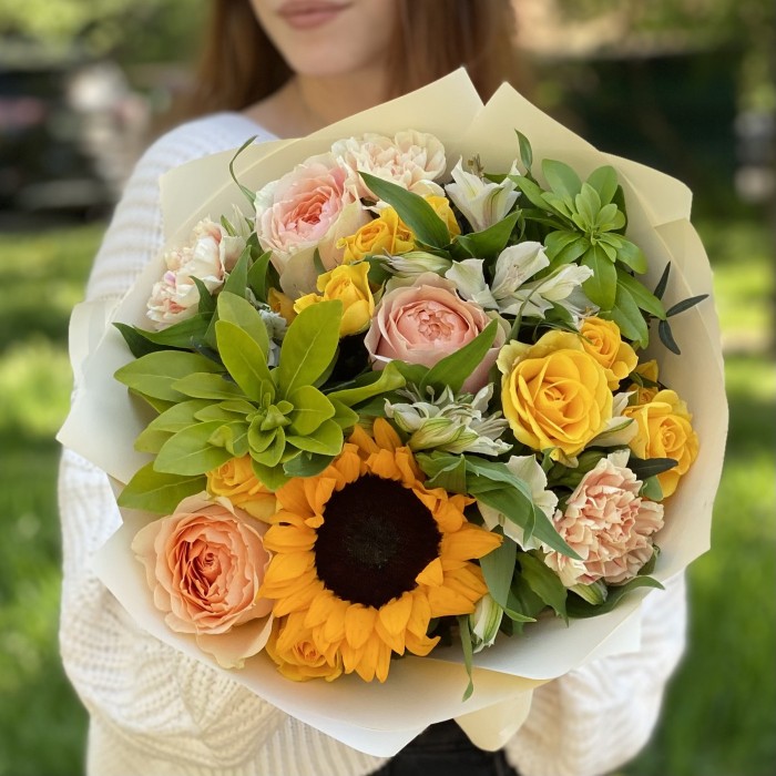 Букет Чудо природы с подсолнухом и альстромерией