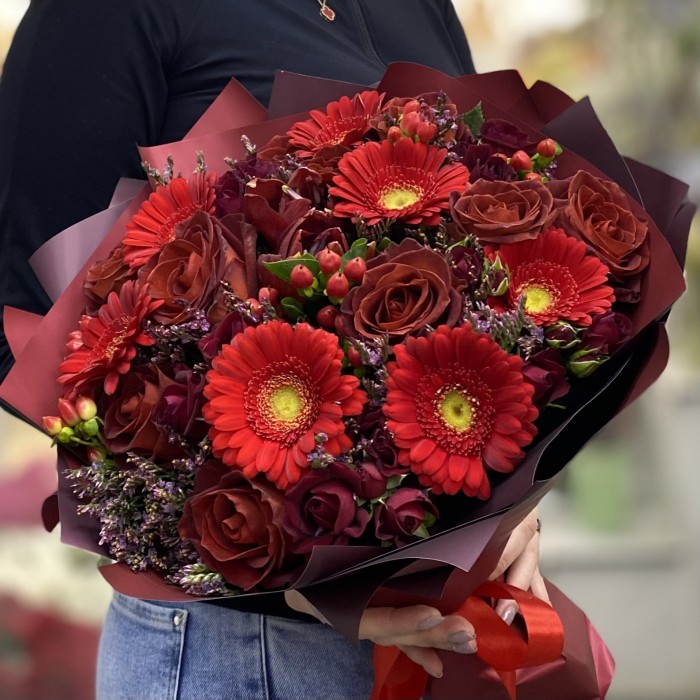 Букет из красных гербер и шоколадной розы