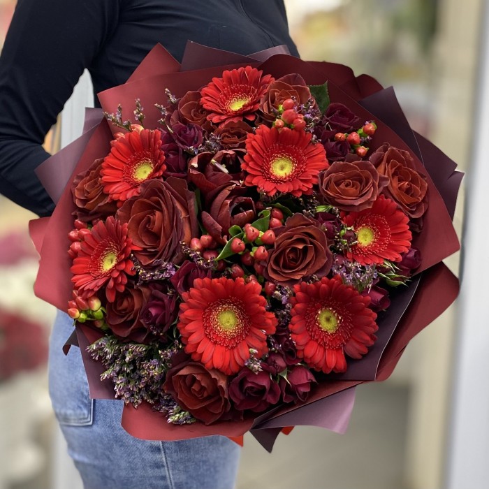 Букет из красных гербер и шоколадной розы