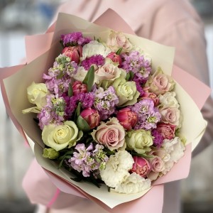 Нежный букет из роз, ароматной маттиолы и пионовидных тюльпанов