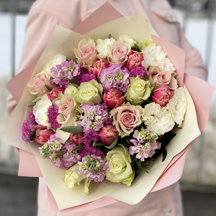 Нежный букет из роз, ароматной маттиолы и пионовидных тюльпанов