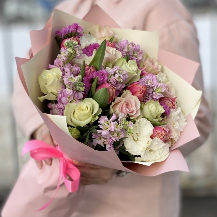 Нежный букет из роз, ароматной маттиолы и пионовидных тюльпанов