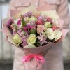 Нежный букет из роз, ароматной маттиолы и пионовидных тюльпанов