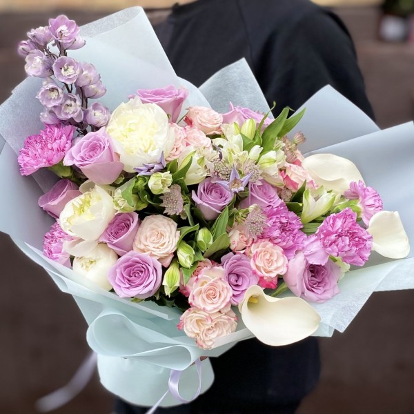 Букет  с каллами и розами Красочные грезы