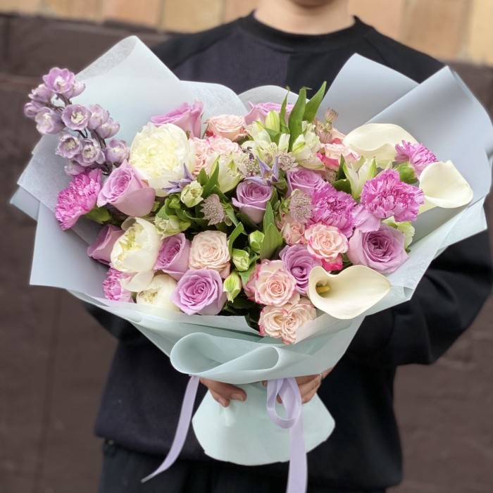 Букет  с каллами и розами Красочные грезы