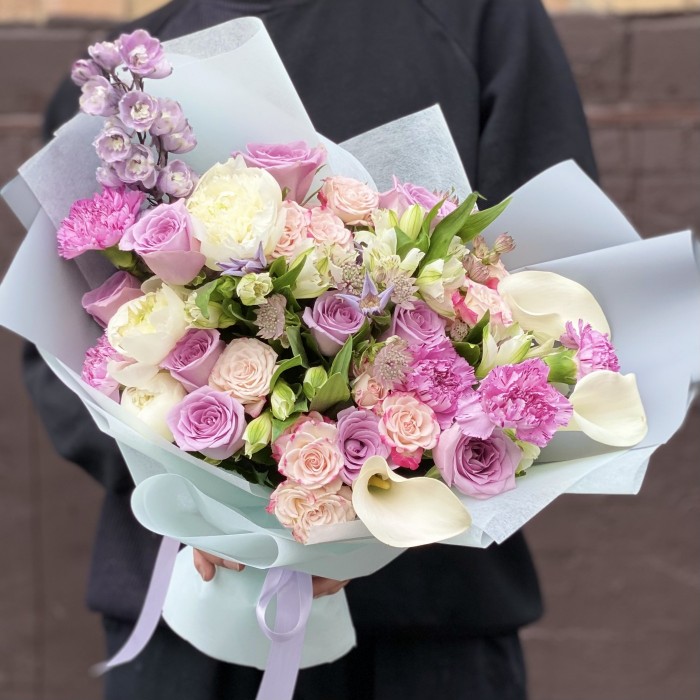 Букет  с каллами и розами Красочные грезы