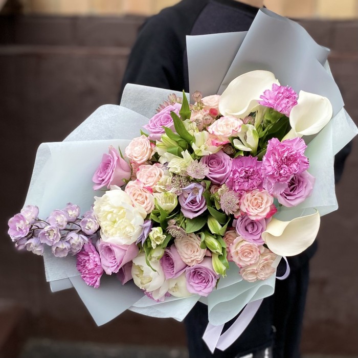 Букет  с каллами и розами Красочные грезы