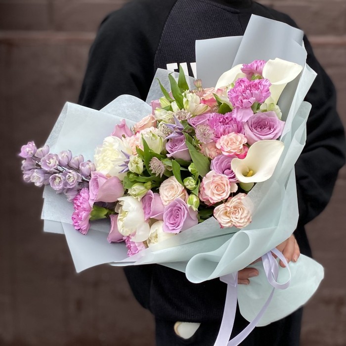 Букет  с каллами и розами Красочные грезы