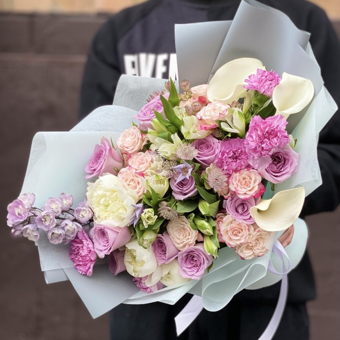 Букет  с каллами и розами Красочные грезы