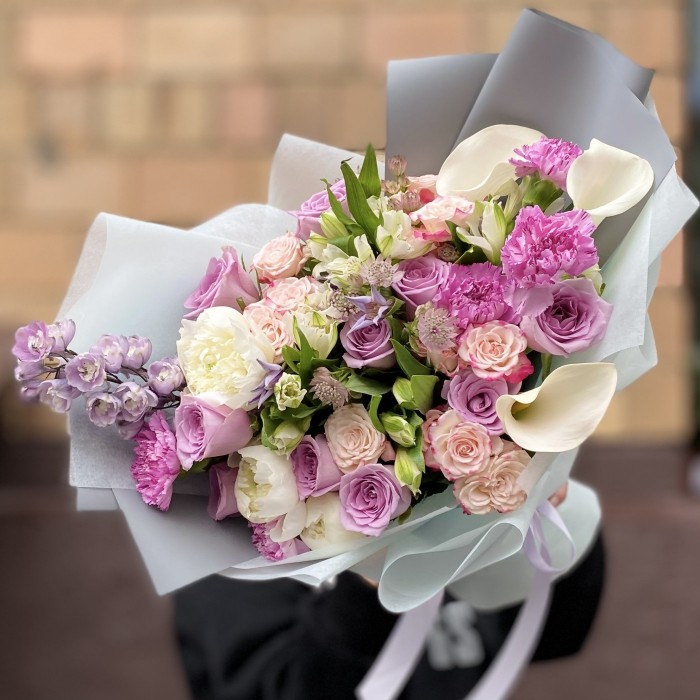 Букет  с каллами и розами Красочные грезы