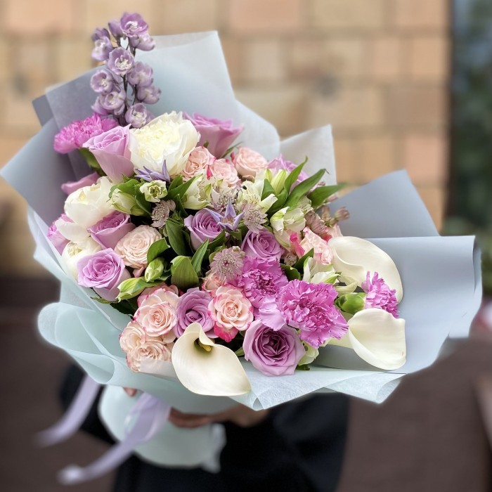 Букет  с каллами и розами Красочные грезы