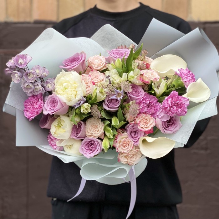 Букет  с каллами и розами Красочные грезы