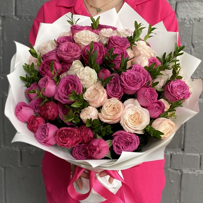 Букет кустовых пионовидных роз Свидание в Париже