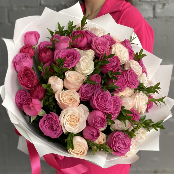 Букет кустовых пионовидных роз Свидание в Париже