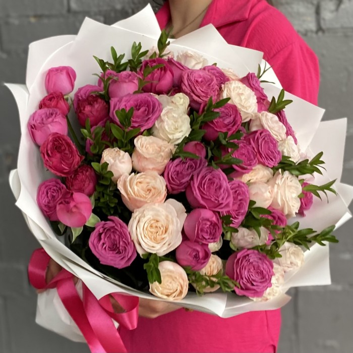 Букет кустовых пионовидных роз Свидание в Париже