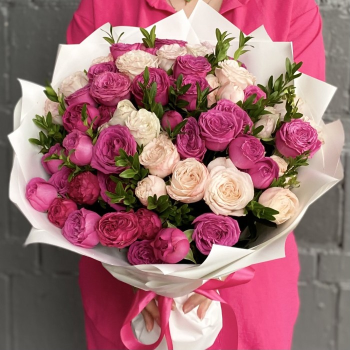 Букет кустовых пионовидных роз Свидание в Париже