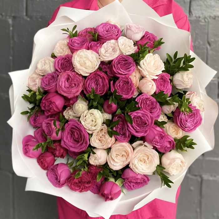 Букет кустовых пионовидных роз Свидание в Париже