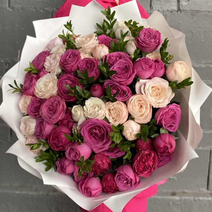 Букет кустовых пионовидных роз Свидание в Париже