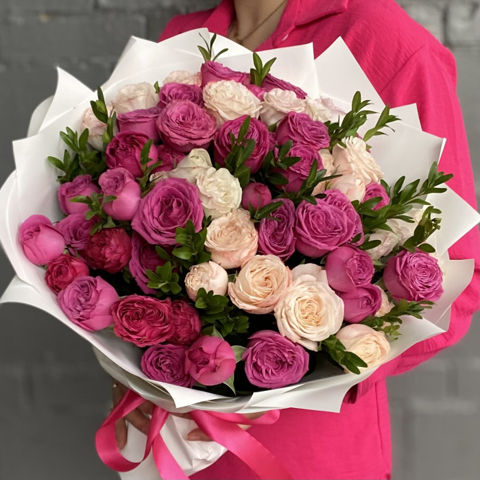 Букет кустовых пионовидных роз Свидание в Париже