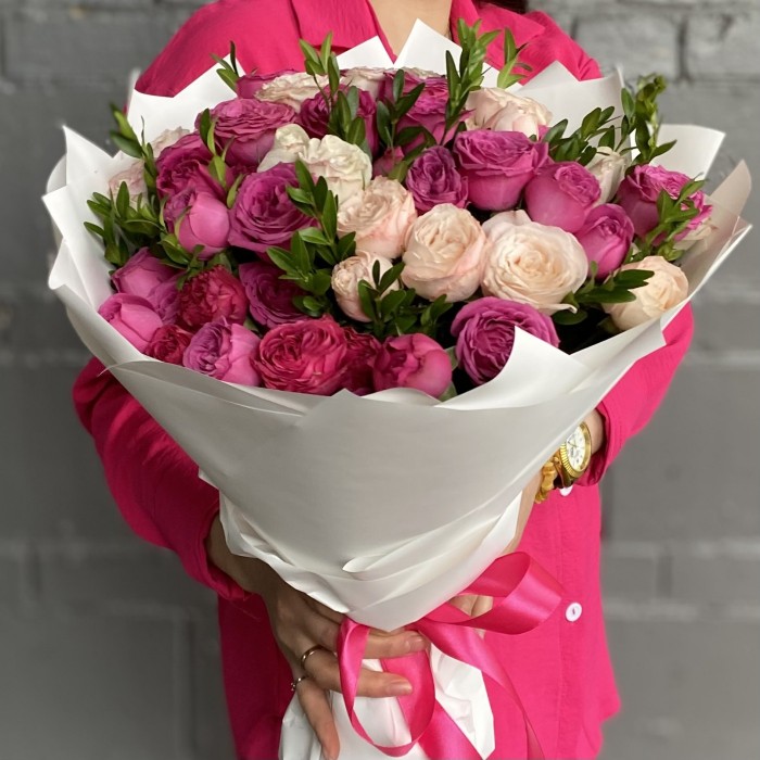 Букет кустовых пионовидных роз Свидание в Париже