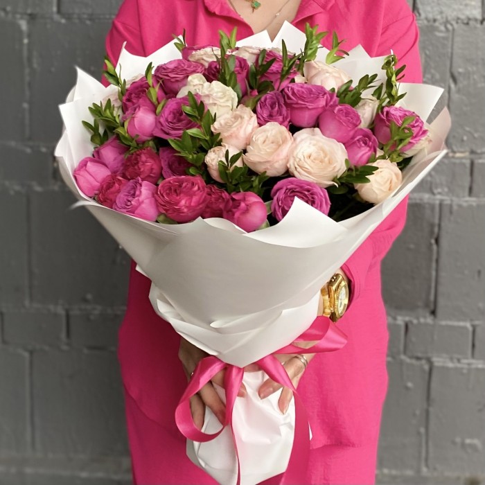 Букет кустовых пионовидных роз Свидание в Париже