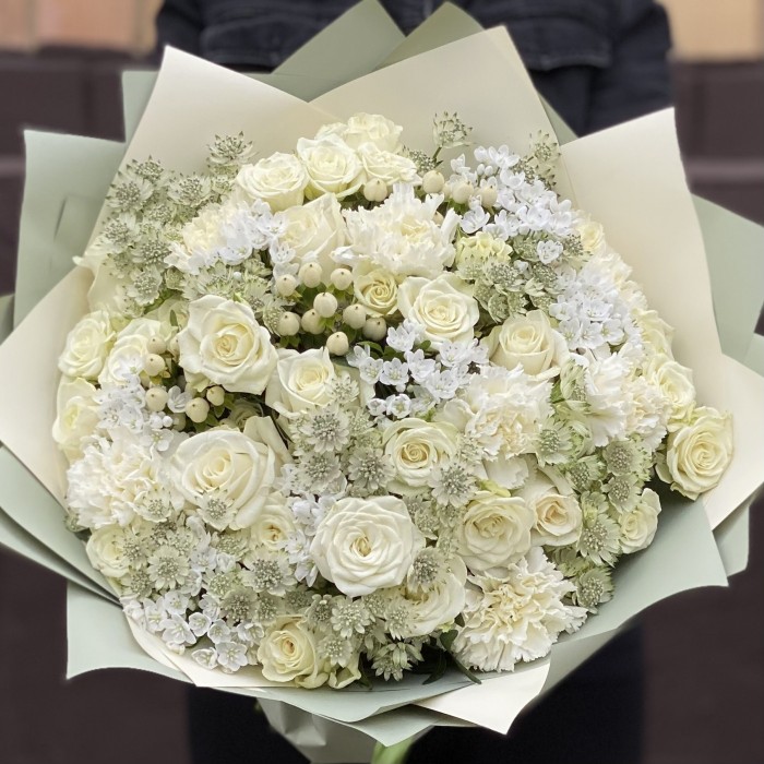 Букет Мечта с белыми розами и астранцией