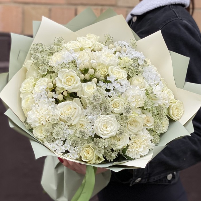 Букет Мечта с белыми розами и астранцией