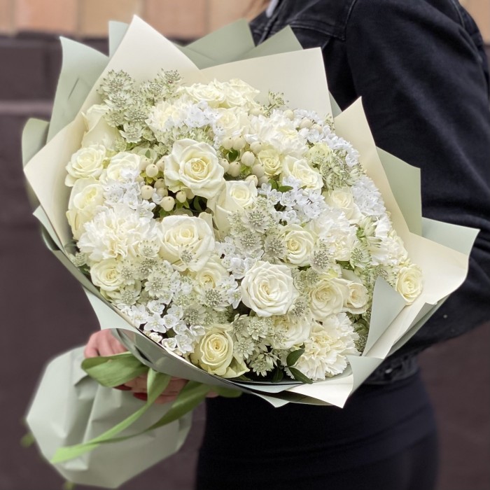 Букет Мечта с белыми розами и астранцией
