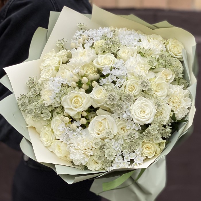 Букет Мечта с белыми розами и астранцией