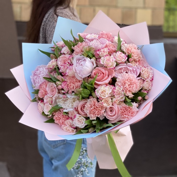 Букет Муза с пионами и диантусами