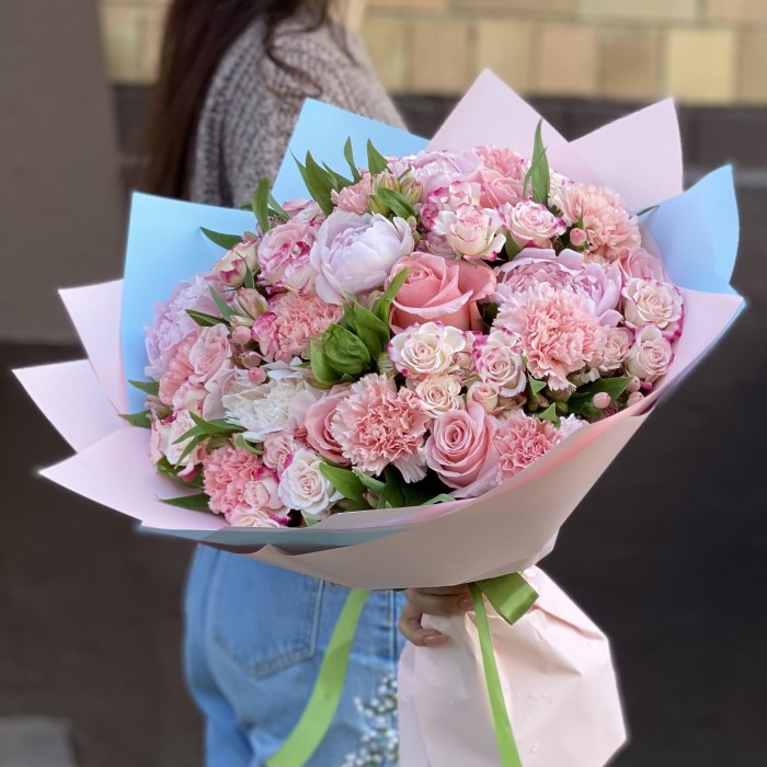 Букет Муза с пионами и диантусами