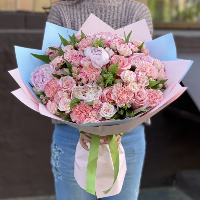 Букет Муза с пионами и диантусами