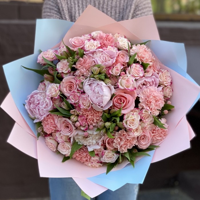 Букет Муза с пионами и диантусами