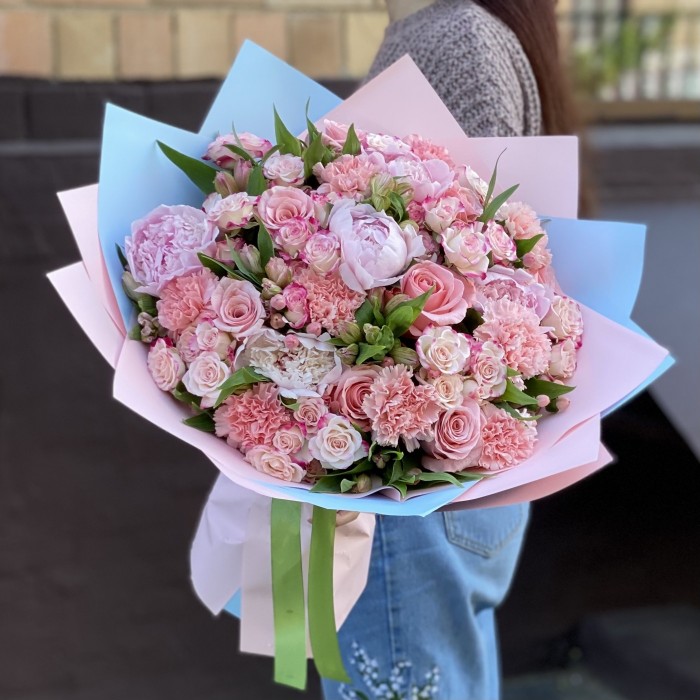 Букет Муза с пионами и диантусами