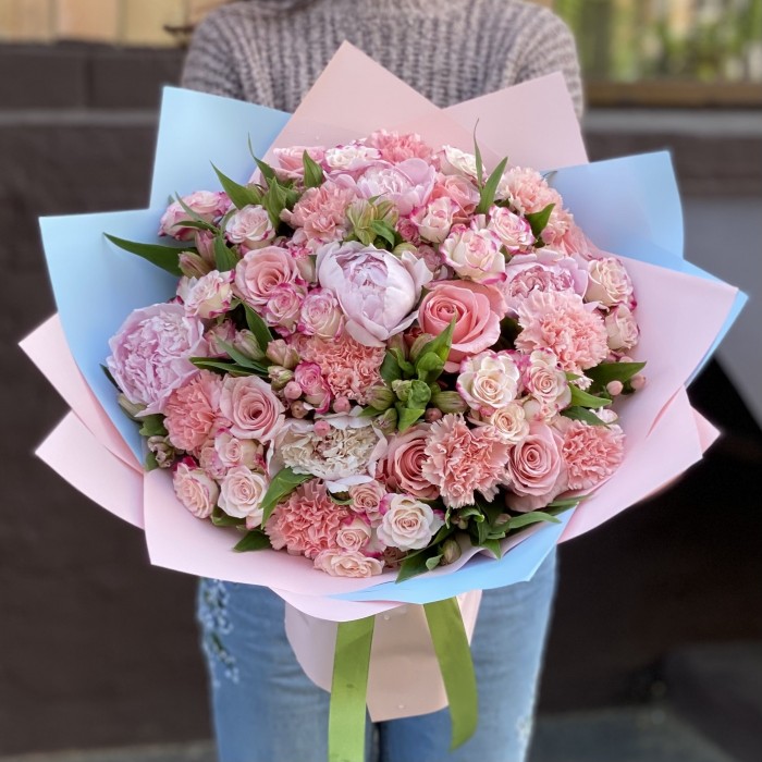 Букет Муза с пионами и диантусами