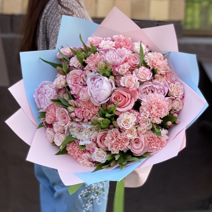 Букет Муза с пионами и диантусами