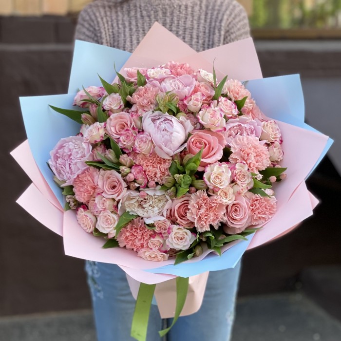 Букет Муза с пионами и диантусами