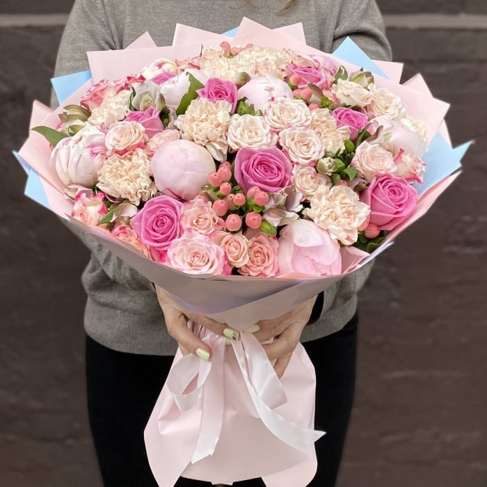 Букет с пионами и розами Первая любовь